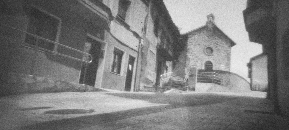 Proyecto fotográfico de Jaio. Fotografía estenopéica. Fotografía realizada con la caja redonda de galletas danesas. Tiempo de exposición: 12 minutos. Papel fotográfico: Ilford, RCDeluxe, semi-mate. Dureza 2