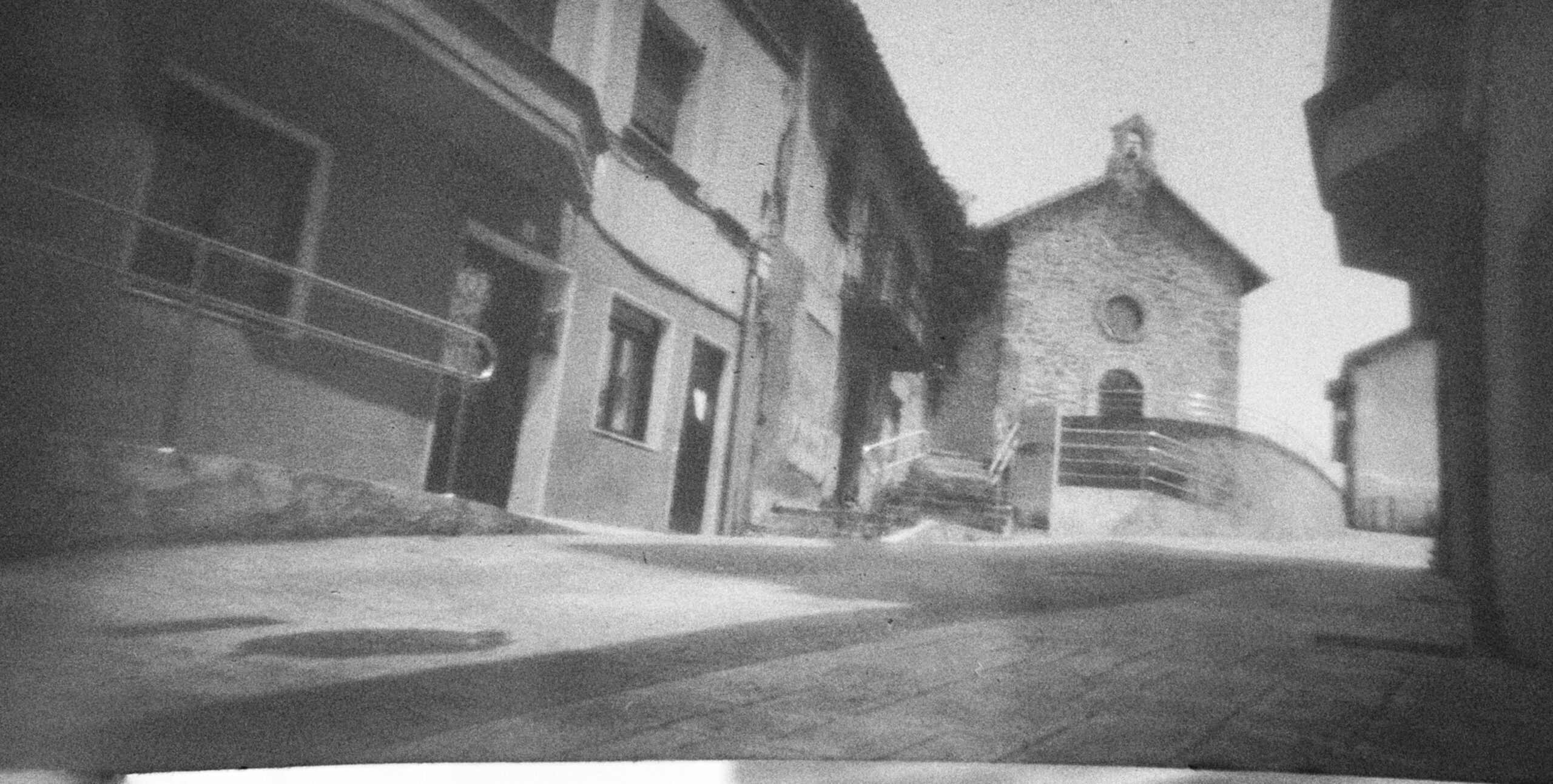 Proyecto fotográfico de Jaio. Fotografía estenopéica. Fotografía realizada con la caja redonda de galletas danesas. Tiempo de exposición: 12 minutos. Papel fotográfico: Ilford, RCDeluxe, semi-mate. Dureza 2