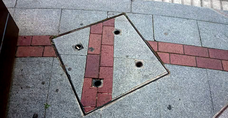 Proyecto fotográfico de Jaio de la Puerta. Mensajes ocultos en el suelo de la ciudad